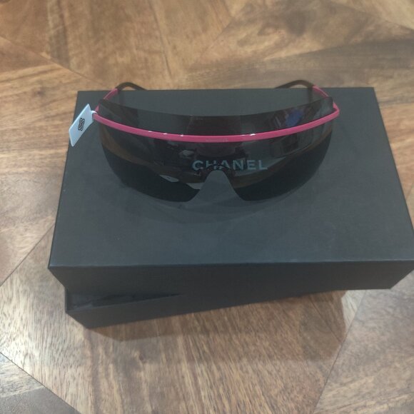 CHANEL Shield sunglasses New - Picture 2 of 3